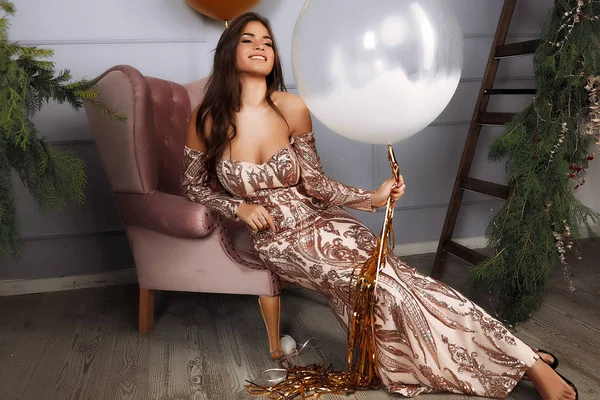 Femme Heureuse Avec Ballon Transparent Dans Une Main Des Rayures — Photo