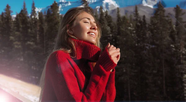 Χαμογελώντας Νεαρή Γυναίκα Στο Πλεκτό Πουλόβερ Κόκκινο Απολαμβάνει Ήλιος Χειμώνα — Φωτογραφία Αρχείου