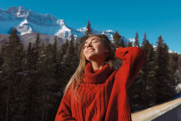 Fantastiska Flicka Som Står Berg Och Skog Bakgrund Att Fånga — Stockfoto