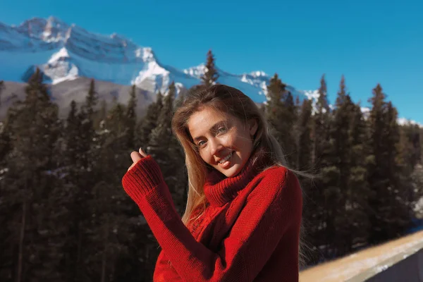 Φλερτ Ξανθιά Σέξι Χαμογελώντας Μόνιμη Εξωτερική Στο Δρόμο Κρύο Χειμώνα — Φωτογραφία Αρχείου