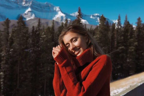 Ömma Leende Modellen Mjuka Varma Jersey Åtnjuter Hennes Vintersemester Alberta — Stockfoto