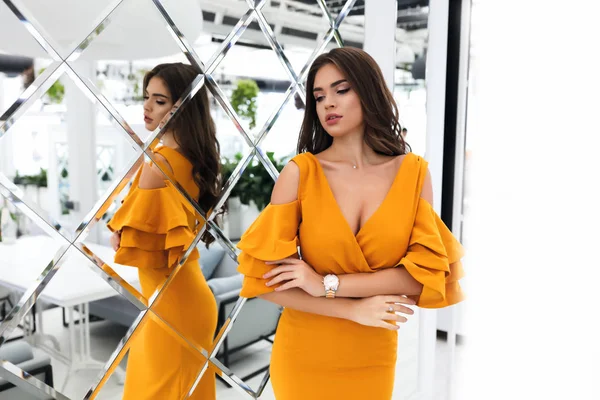 Senhora Macia Vestido Amarelo Com Decotado Thestaurant Perto Espelho Acessórios — Fotografia de Stock