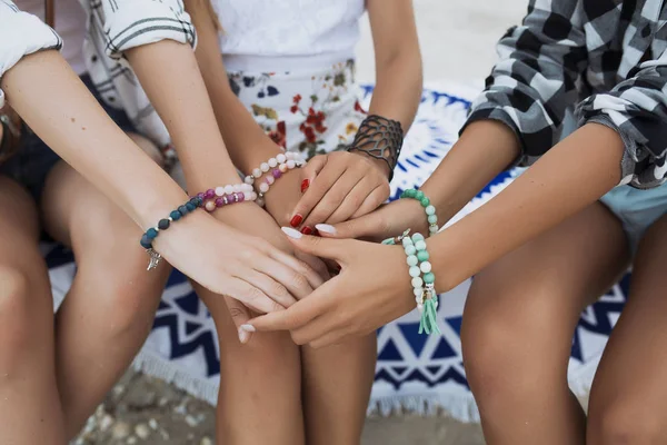 Imagen Cerca Las Manos Las Mujeres Con Diferentes Pulseras Brillantes — Foto de Stock