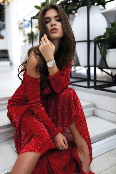 Elegante Chica Moda Con Vestido Rojo Noche Con Destellos Hombros — Foto de Stock