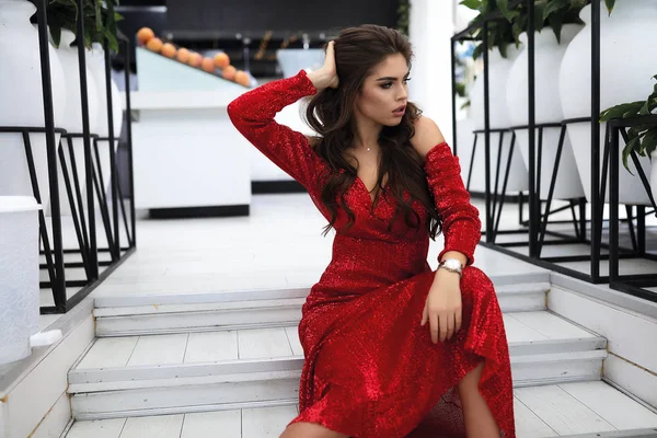 Dama Rojo Posando Para Portada Revista Mirando Hacia Otro Lado —  Fotos de Stock