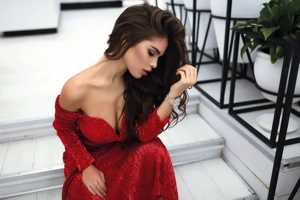 Bruna Femmina Con Lunghi Capelli Volume Sdraiato Sulla Spalla Seduto — Foto Stock