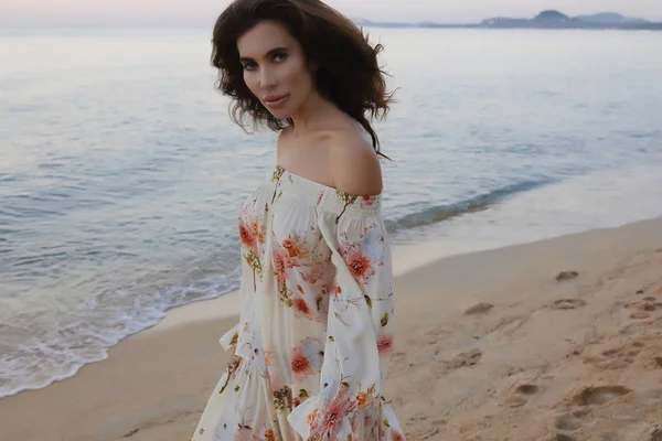 Mooi Portret Van Prachtige Dame Het Strand Brunette Haar Make — Stockfoto