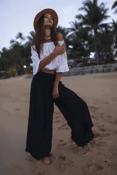 Verbazende Jonge Brunette Buiten Schieten Het Strand Bij Zonsondergang Stro — Stockfoto