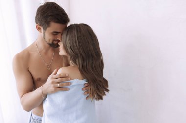 Güçlü ilişkiler, sevgi, destek ve saygıya dayalı. Mutlu karı ve koca olmak için sevgi ve bakımı bu sevenler göster. Şık saç ve sakal gözlerinin içine bakarak onun kadın, holding ile yakışıklı adam