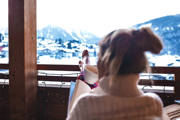 Ganska Flicka Sitter Träbalkongen Ett Hotell Sätta Hennes Långa Ben — Stockfoto