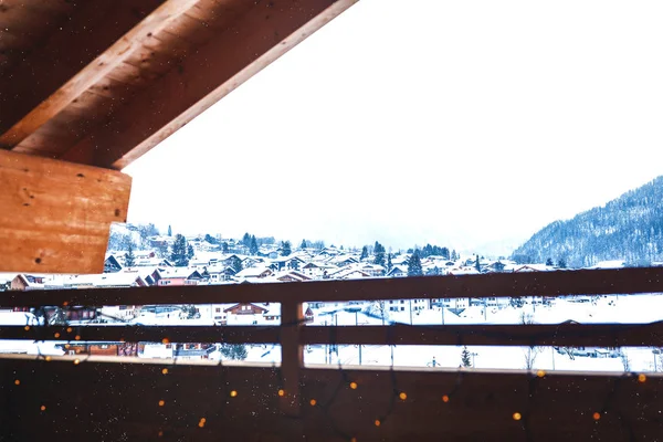 Panoramisch Uitzicht Winter Bergdorp Vanaf Het Comfortabele Houten Balkon Van — Stockfoto