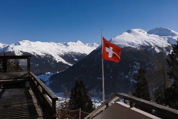 Hoge Bergtoppen Bedekt Met Sneeuw Panoramisch Uitzicht Heuvels Pijnbomen Houten — Stockfoto