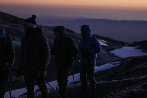 Група Туристів Які Піднімаються Гору Кіліманджаро Африці Схід Червоний Жовтий — стокове фото