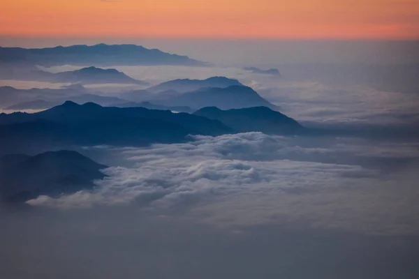 아프리카의 일출에 봉우리 Kilimanjaro Red와 하늘의 복숭아 산맥을 감싸는 구름의 — 스톡 사진