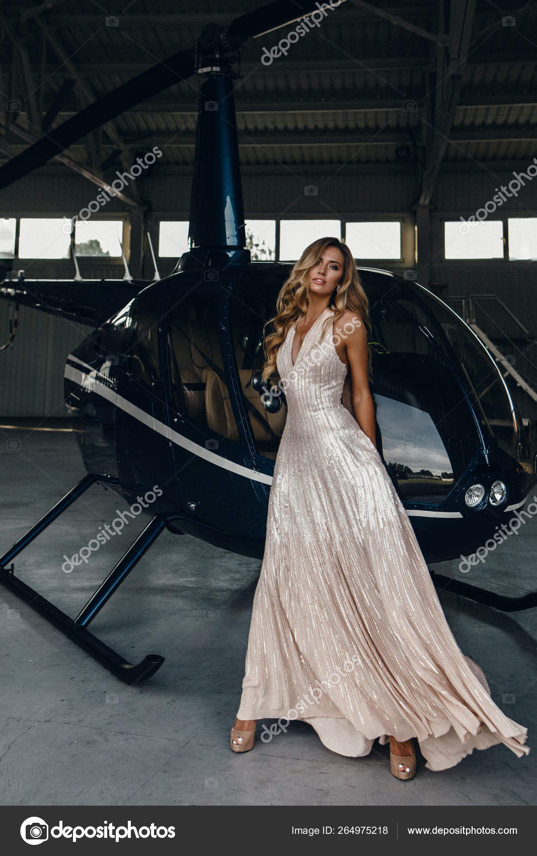 Menina Extravagante Vestido Festa Elegante Moderno Com Decotado