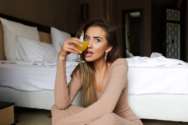 Vacker Ung Kvinna Som Håller Ett Glas Färsk Apelsinjuice Dricka — Stockfoto