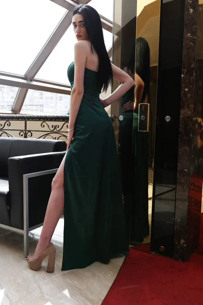 Brunett Modell Poserar Kollektion Aftonklänning Lång Grön Klänning Med Dekolletage — Stockfoto