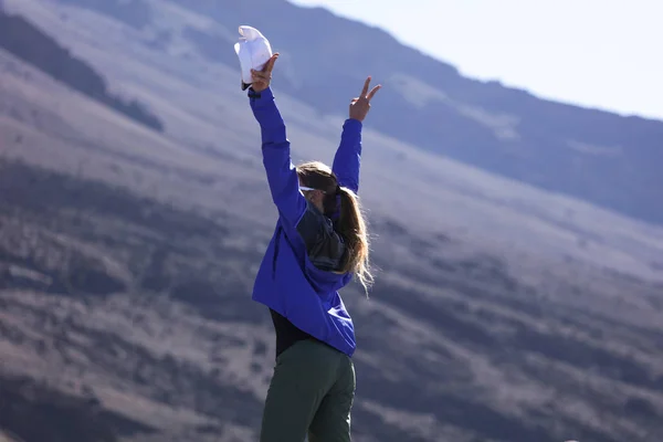 Ragazza Shapely Sport Piedi Vicino Alla Montagna Alzò Mani Giornata — Foto Stock