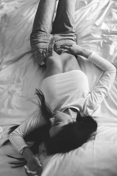 Yatakta Yalnız Uyuyan Tatlı Bebek Hale Ince Kadın Siyah Beyaz — Stok fotoğraf