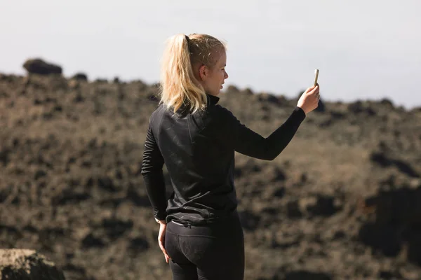 Blondin Med Välväxt Sport Kropp Stående Toppen Berget Afrika Och — Stockfoto