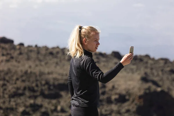 Mujer Joven Ropa Deportiva Negro Subió Montaña Tomar Fotos Hermosa — Foto de Stock