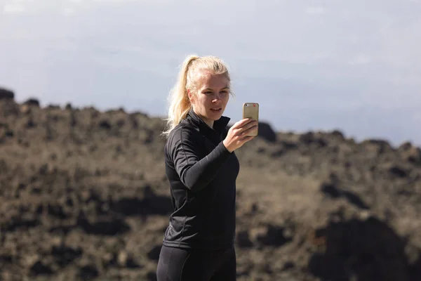 Jolie Fille Debout Extérieur Sur Montagne Avec Téléphone Main Essayant — Photo