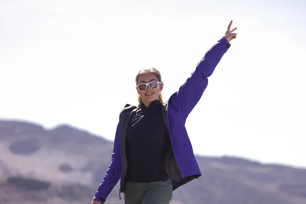Smal Vacker Kvinna Stående Berget Afrika Weekendresa Till Kilimanjaro Hon — Stockfoto