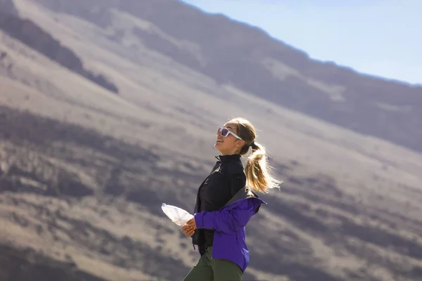 Веселая Девушка Наслаждается Удивительной Природой Вершине Горы Дикие Опасные Камни — стоковое фото