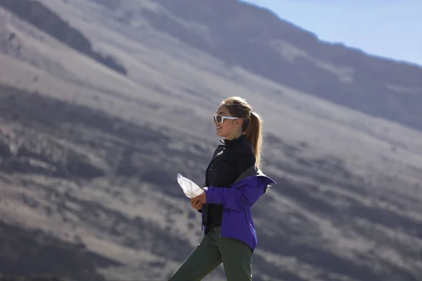 Mujer Bien Formada Haciendo Deporte Subió Montaña Descansando Usar Ropa —  Fotos de Stock