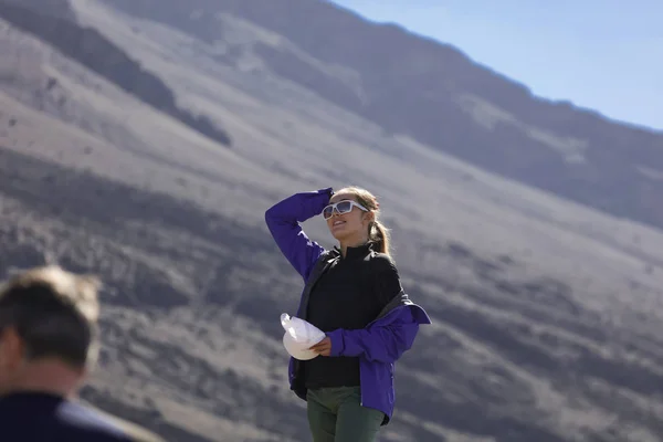 Menina Feliz Topo Montanha Gosta Viagem Escalada Jaqueta Azul Roupas — Fotografia de Stock