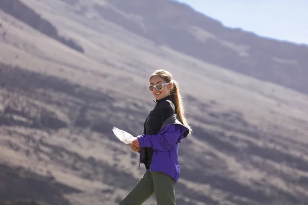 Dağda Duran Ince Genç Bayan Birkaç Gün Tırmandı Zirveye Ulaştı — Stok fotoğraf