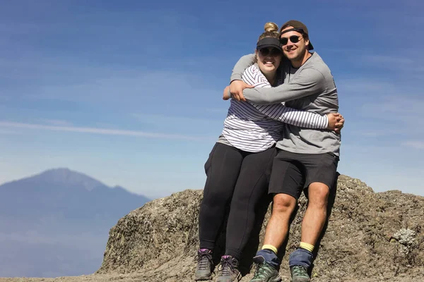 Amantes Felizes Divertindo Abraçando Topo Montanha África Vista Incrível Bela — Fotografia de Stock