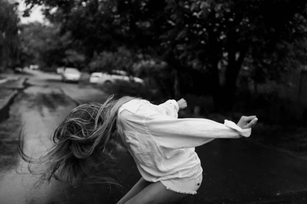 オーバーサイズの白いシャツとショートジーンズで暖かい夏の雨の下で屋外で楽しい野生の女の子 彼女は後ろに ジャンプして踊った 夏とロマンチックな休暇をお楽しみください 髪を振る — ストック写真