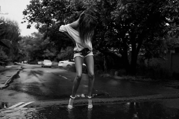 Uzun Hassas Bacakları Olan Komik Bir Kadın Yağmur Birikintisi Içinde — Stok fotoğraf