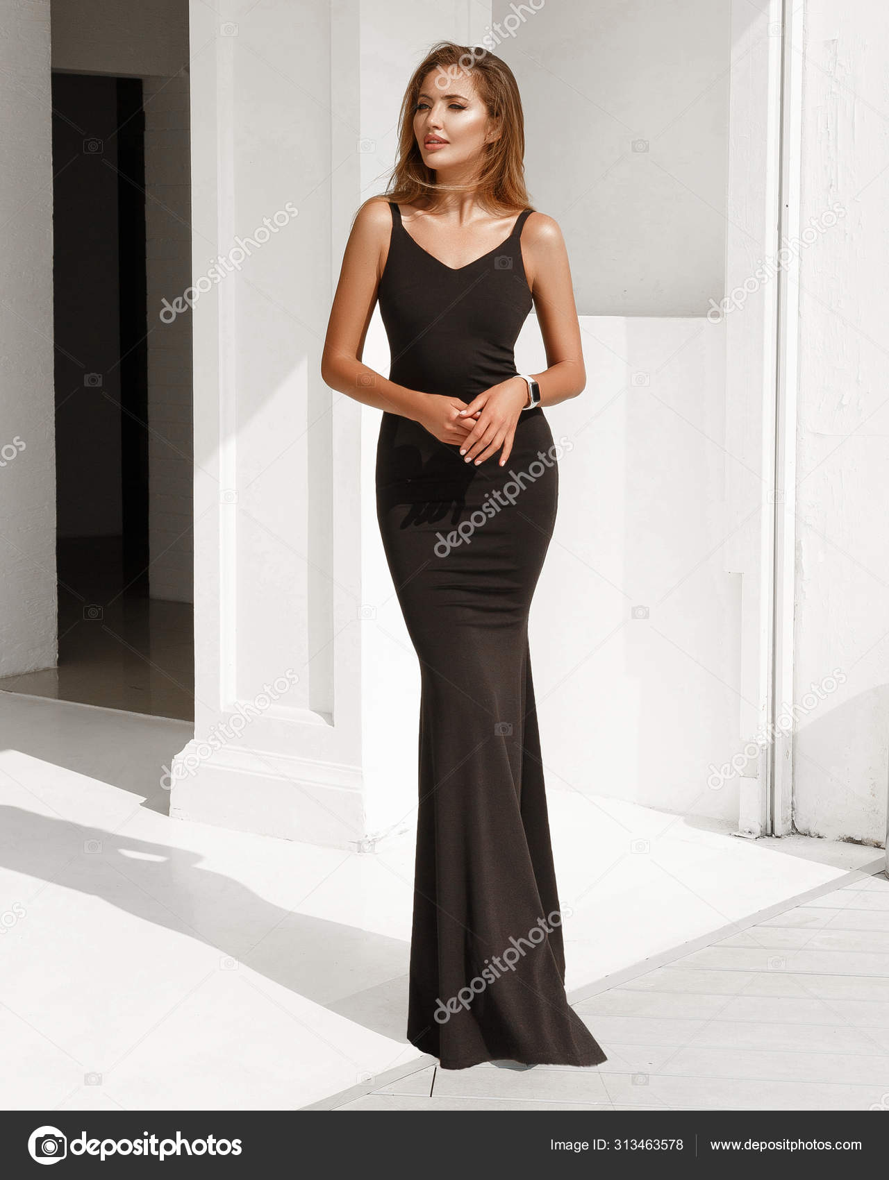 Adskille relæ antenne Beautiful Blonde Long Hair Long Evening Black Dress Standing White Stock  Photo by ©Diana.mironenko 313463578