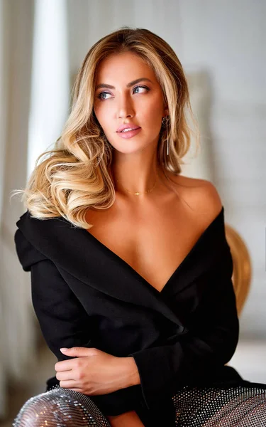 Närbild Porträtt Elegant Kvinna Blond Kvinna Med Lockigt Vackert Hår — Stockfoto