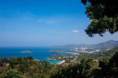 Güneşli bir günde Phuket Adası manzarası