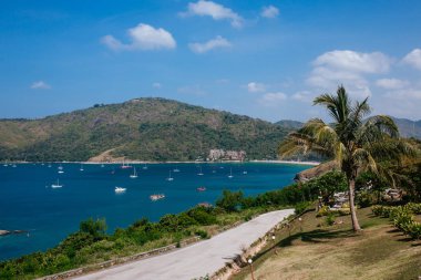 Yatları olan güzel tropikal bir göl.