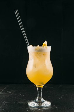 Naneli ve ananaslı sarı alkol kokteyli.