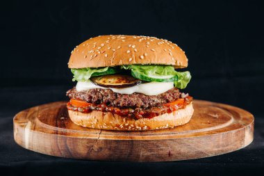 Patlıcanlı el yapımı burger ve Gürcü ezmesi.