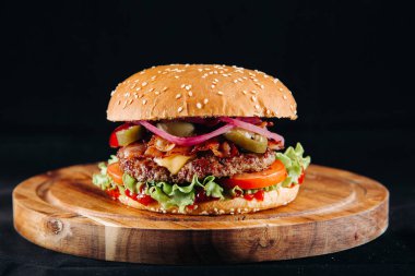 Jalapeo ve salatalı Amerikan çizburgeri.