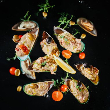 Zeytin ve kiraz domatesli uçan midyeler. 