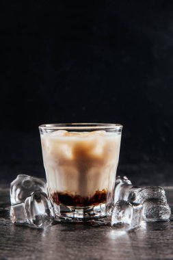 Siyah zemin üzerinde buzlu beyaz Rusça