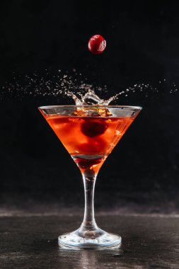 Kirazla kokteylde su sıçratarak uçmak