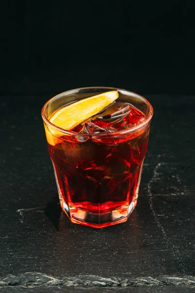 Rode Alcohol Cocktail Met Oranje Zwarte Achtergrond — Stockfoto