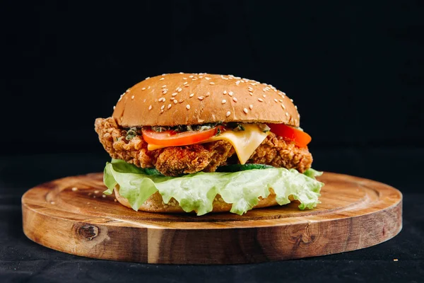 Klassischer Cheeseburger Mit Huhn Und Salat — Stockfoto
