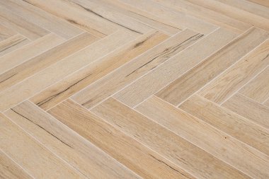 Herringa kemiği deseninde dizilmiş fayanslar gibi ahşap