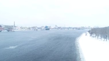Havadan yukarıdan aşağıya doğru. Kiev, Ukrayna. Hidropark, şehrin spor bölümü Dinyeper nehrinin rspalozhena adasında. Güzel bir manzara kuş bakışı açılır..