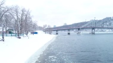 Havadan yukarıdan aşağıya doğru. Kiev, Ukrayna. Hidropark, şehrin spor bölümü Dinyeper nehrinin rspalozhena adasında. Güzel bir manzara kuş bakışı açılır..