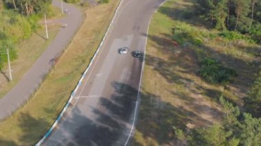 Ariel bir daire içinde drift spor araba vurdu